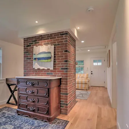 Pet-Friendly Cape Cod Cottage - Walk To Beach!